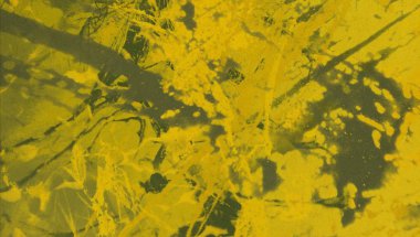 Arkaplanda soyut renkli lekeler            