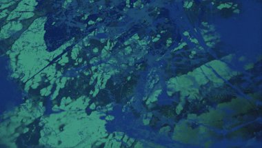 Metin için yeri olan boya lekeleriyle soyut arkaplan