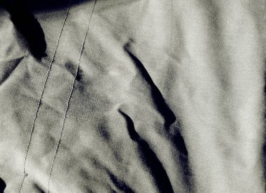 Buruşmuş parçalara sahip dokulu kumaş yüzey