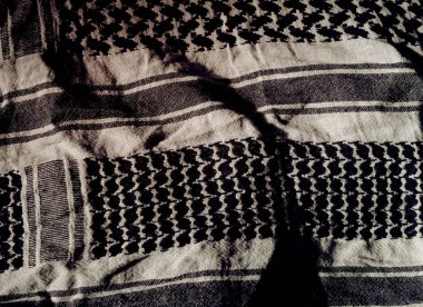 Buruşmuş parçalara sahip dokulu kumaş yüzey