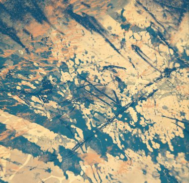 Metin için yeri olan boya lekeleriyle soyut arkaplan