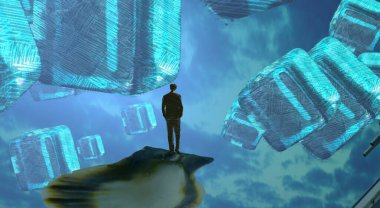 balık ile yüzme havuzunda kadın