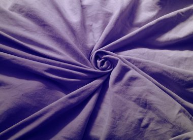 Buruşmuş parçalara sahip dokulu kumaş yüzey