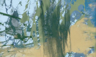 Metin için yeri olan boya lekeleriyle soyut arkaplan