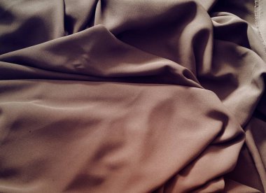 Buruşmuş parçalara sahip dokulu kumaş yüzey