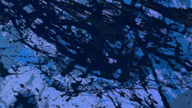 Metin için yeri olan boya lekeleriyle soyut arkaplan