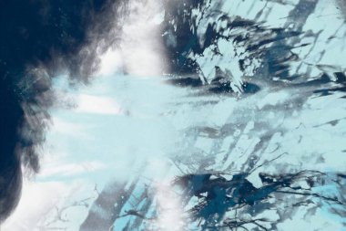 Arkaplanda soyut renkli lekeler  