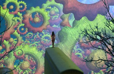 Soyut renkli arka plan, hayal gücü kavramı insan silueti.