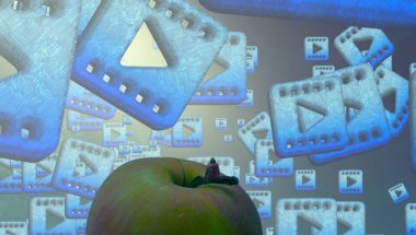 Soyut renkli arka plan, hayal gücü kavramı insan silueti.