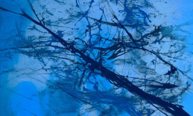 Metin için yeri olan boya lekeleriyle soyut arkaplan