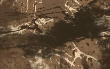 Metin için yeri olan boya lekeleriyle soyut arkaplan