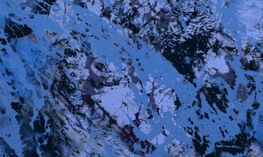 Metin için yeri olan boya lekeleriyle soyut arkaplan