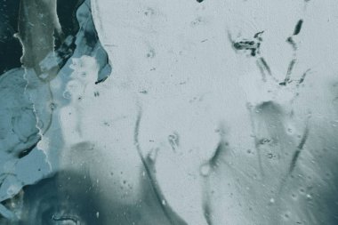 2d illüstrasyon. Beton düz duvar grafitisi. Modern sanat tarzı. Çok renkli şekil ler ve desenler. El yapımı sprey resimleri. Boyalı pürüzlü yüzey. Fırça darbeleri.     