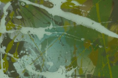 Beton duvara soyut boyama zemini. 2d illüstrasyon. Çeşitli renkli desenler el düz yüzeye boyanmış. Boyalı pürüzlü yüzey. El yapımı fırça darbeleri.