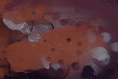 2d illüstrasyon. Beton düz duvar grafitisi. Modern sanat tarzı. Çok renkli şekil ler ve desenler. El yapımı sprey resimleri. Boyalı pürüzlü yüzey. Fırça darbeleri. 