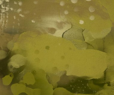 2d illüstrasyon. Beton düz duvar grafiti fon. Modern sanat tarzı. Çok renkli şekil ler ve desenler. El yapımı sprey resimleri. Boyalı pürüzlü yüzey. El yapımı fırça darbeleri.