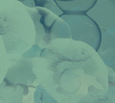 Soyut rastgele şekiller. 2D illüstrasyon arka planı. Düz beton duvarda sanatsal modern sanat kalıpları. Kabataslak boyalı yüzey. El yapımı fırça darbeleri.