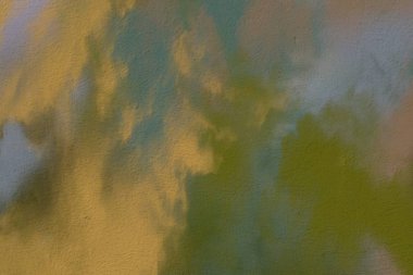 2d illüstrasyon. Beton düz duvar grafitisi. Modern sanat tarzı. Çok renkli şekil ler ve desenler. El yapımı sprey resimleri. Boyalı pürüzlü yüzey. Fırça darbeleri.  