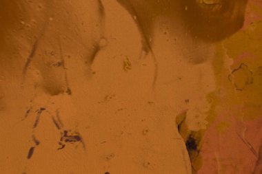 2d illüstrasyon. Beton düz duvar grafitisi. Modern sanat tarzı. Çok renkli şekil ler ve desenler. El yapımı sprey resimleri. Boyalı pürüzlü yüzey. Fırça darbeleri.     