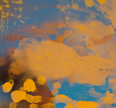 2d illüstrasyon. Beton düz duvar grafitisi. Modern sanat tarzı. Çok renkli şekil ler ve desenler. El yapımı sprey resimleri. Boyalı pürüzlü yüzey. Fırça darbeleri.  