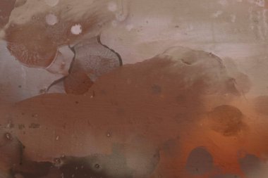 2d illüstrasyon. Beton düz duvar grafitisi. Modern sanat tarzı. Çok renkli şekil ler ve desenler. El yapımı sprey resimleri. Boyalı pürüzlü yüzey. Fırça darbeleri.