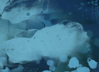 Soyut rastgele şekiller. 2D illüstrasyon arka planı. Düz beton duvarda sanatsal modern sanat kalıpları. Kabataslak boyalı yüzey. El yapımı fırça darbeleri.