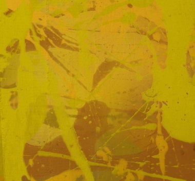 2d illüstrasyon. Beton düz duvar grafitisi. Modern sanat tarzı. Çok renkli şekil ler ve desenler. El yapımı sprey resimleri. Boyalı pürüzlü yüzey. Fırça darbeleri.  