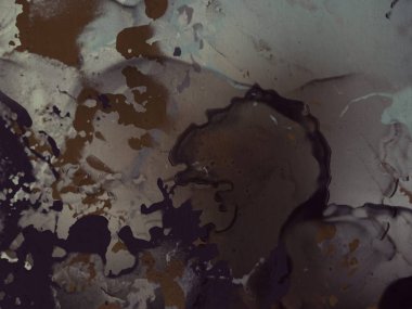 2d illüstrasyon. Beton düz duvar grafiti fon. Modern sanat tarzı. Çok renkli şekil ler ve desenler. El yapımı sprey resimleri. Boyalı pürüzlü yüzey. El yapımı fırça darbeleri.