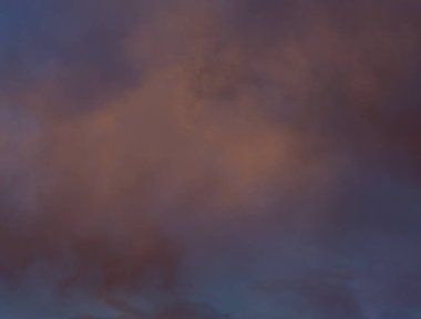 Gün batımında pastel mavi ve pembe bulutlu gökyüzü bir fotoğraf arka plan için kullanılabilir