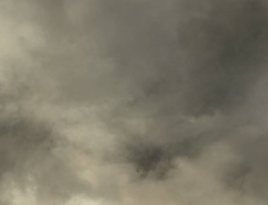 Beyaz kağıt arka planda gri mürekkep ve suluboya dokusu ile gümüş. Boya sızıntıları ve ombre etkileri. El boyaması soyut görüntü.