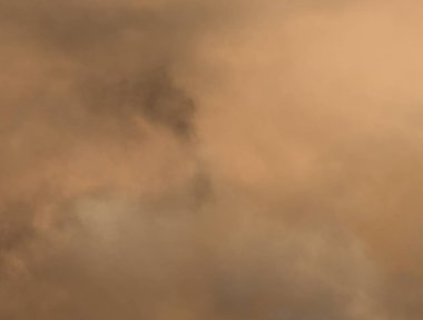 Yumuşak Sunset Sky Renk ile Mor Gökyüzü Arka Plan. Sunrise, Alacakaranlık ve Şafak Doğa Doğa Duvar Kağıdı doğal cloudscape. Kopya Alanı Şablonu Olarak Kullanılmak Üzere Boş Gökyüzünün Güzel Işık Lı Sıcak Güneş Işığı Görünümü