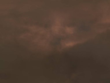 Turuncu sis ve siyah sahne stüdyosu vitrin oda arka plan üzerinde sis etkisi.