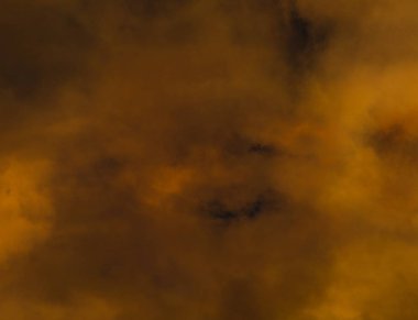 Uçan fırtınalı bulutlar aracılığıyla lightning bolt flash 3d çizim ile yaktı