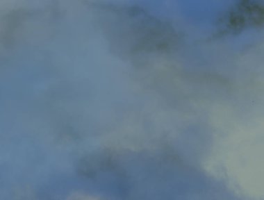 Mavi gökyüzündeki bulutlar