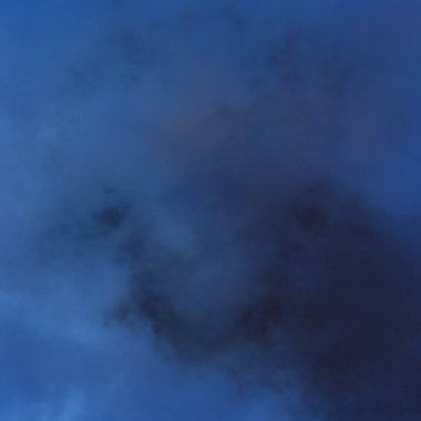 Güneşli bir yaz gününde mavi gökyüzüne karşı beyaz bulutlar.