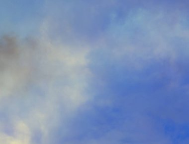 Beyaz bulutlar, gökyüzü mavi. Yakından kapatın. Doku.