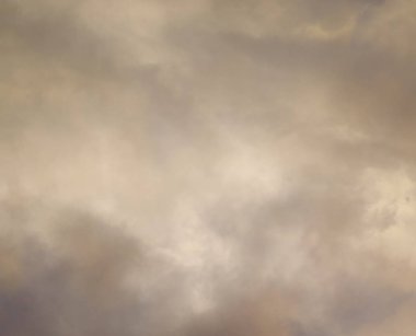 Gökyüzü kara bulutlar, ve yağmur yapar.