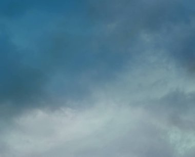 Beyaz bulutlar, mavi gökyüzü havadan ihtişamı görmek