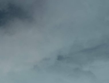 Yağmurlu (veya yağmur) bulut, gri renk arka plan. Fırtınadan önce