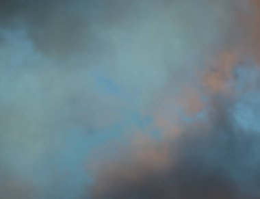 soyut grunge bulutlar, kopya alanı ile renkli arka plan