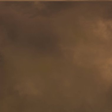 Gökyüzü, gök gürültüsü bulutları yükselen güneşin ışınlarından aydınlanır. Resim bir sonbahar sabahı çekildi.. 