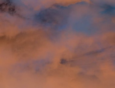 Bulutlar Gökyüzü'ndeki yağmur bulutlarına dönüşür. Gün batımında