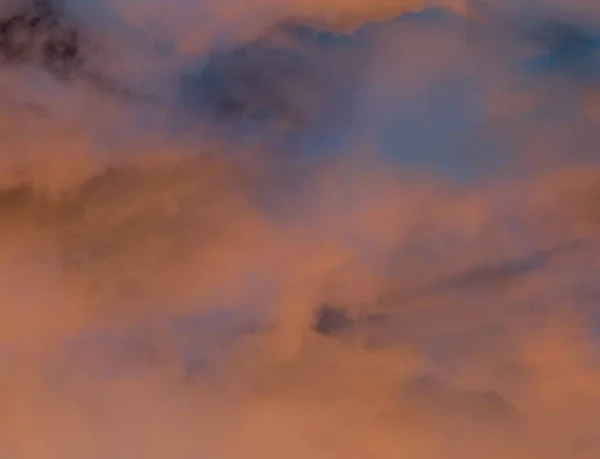 구름은 하늘에 구름으로 변환됩니다 해질녘 — 스톡 사진