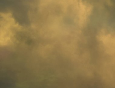 Yükselen güneş sisli ovalar üzerinde ışık ışınları göndererek