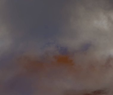 Gökyüzündeki renkli bulutlar