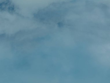 Bulutlarda dağ manzarası