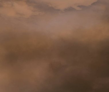 Gökyüzündeki renkli bulutlar