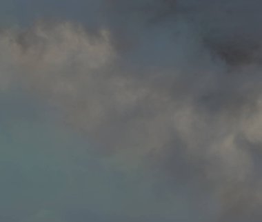 Küçük bulutlu mavi gökyüzü arkaplanı