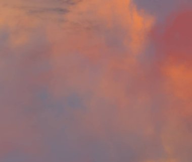 Gökyüzündeki renkli bulutlar