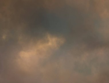 Güneş ile Moody gökyüzü